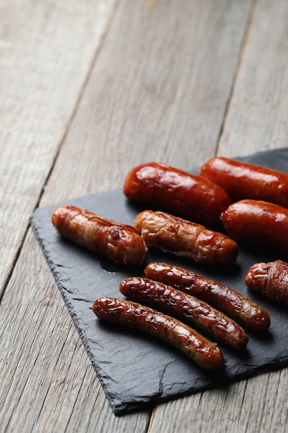 Leckere Bratwürste. Traditionelles deutsches Essen