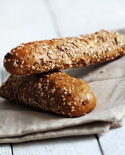 Leckere Brötchen mit verschiedenen Samen