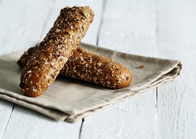 Leckere Brötchen mit verschiedenen Samen