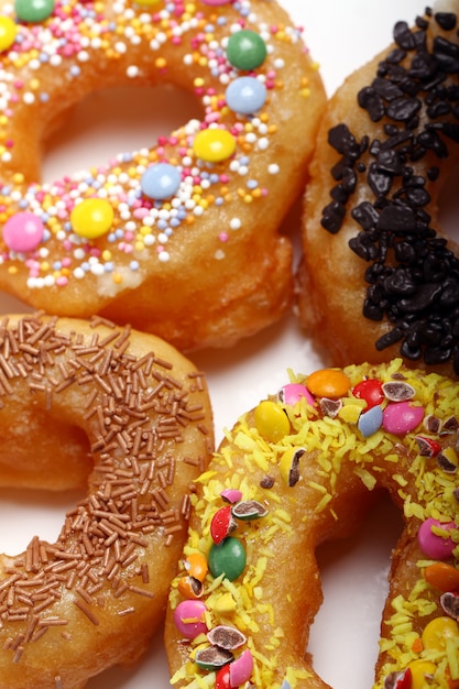 Leckere bunte Donuts