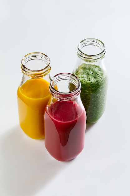 Leckere bunte frische hausgemachte Smoothies in Glasgläsern auf hellem Hintergrund. Nahansicht. Gesundes Leben, Entgiftung Konzept.