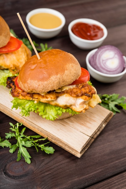 Leckere Burger mit Zwiebeln und Saucen