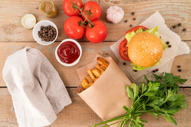 Leckere Burger Pommes Frites und Ketchup