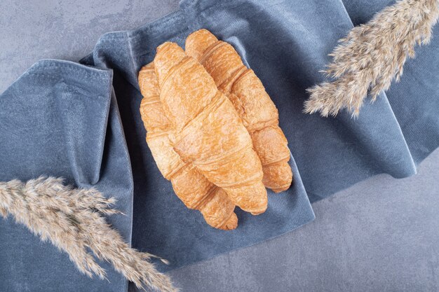 Leckere Buttercroissants Über grauem Hintergrund.