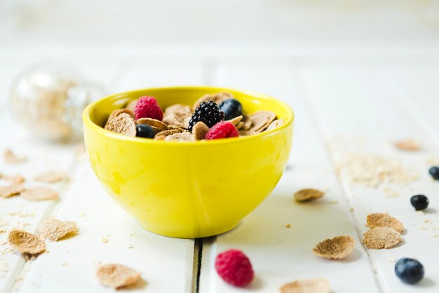 Leckere Cornflakes mit Beeren