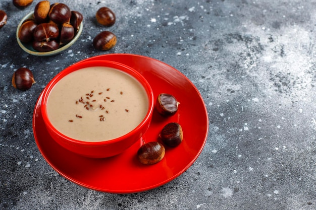 Kostenloses Foto leckere cremige kastaniensuppe.