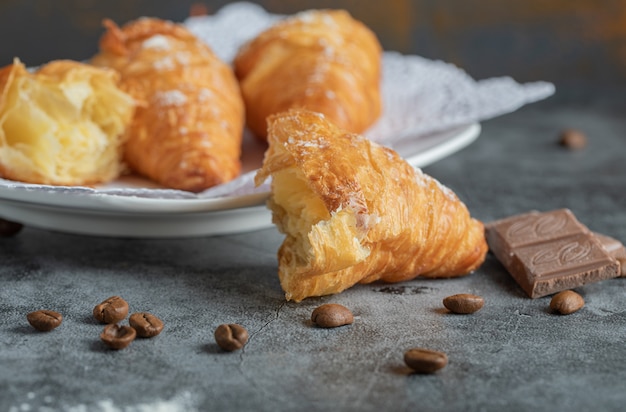 Leckere croissants mit schokolade auf grau.