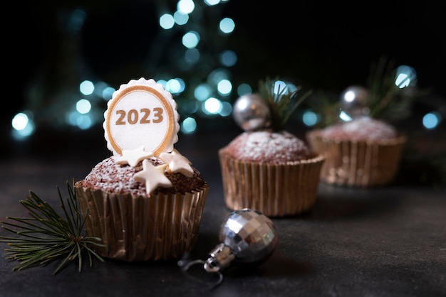 Kostenloses Foto leckere cupcakes für neujahrs-arrangement