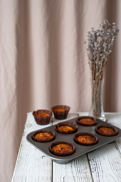 Leckere Cupcakes mit hohem Winkel