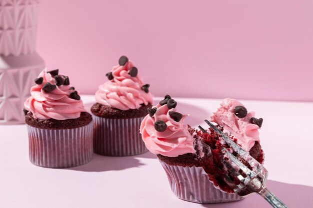 Leckere Cupcakes mit Schokoladenstückchen