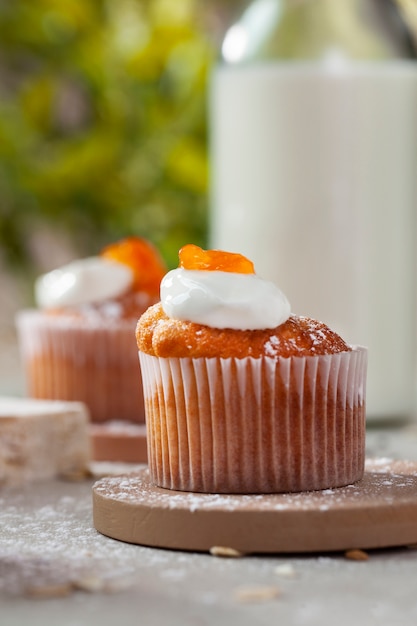 Leckere Cupcakes mit Topping-Sortiment