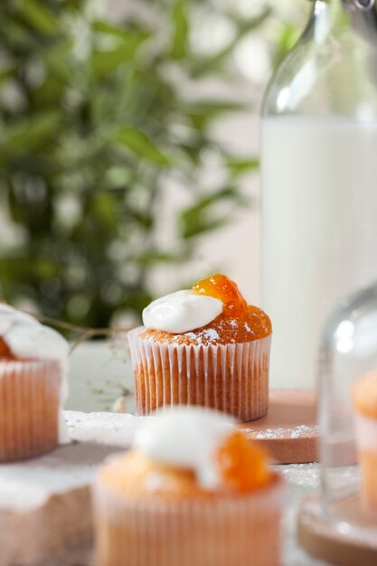 Leckere Cupcakes und Milchflasche