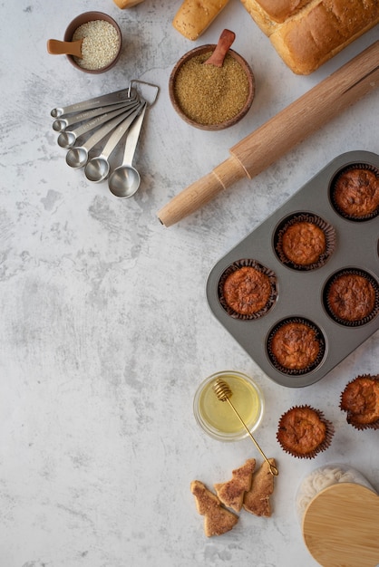 Leckere Cupcakes und Zutaten flach legen