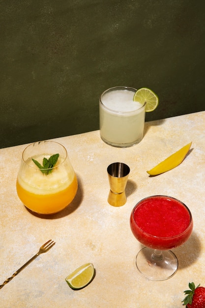 Leckere Daiquiri-Cocktails mit Limetten-High Angle