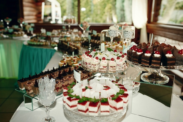 Leckere Desserts stehen auf dem noblen Süßwarenladen