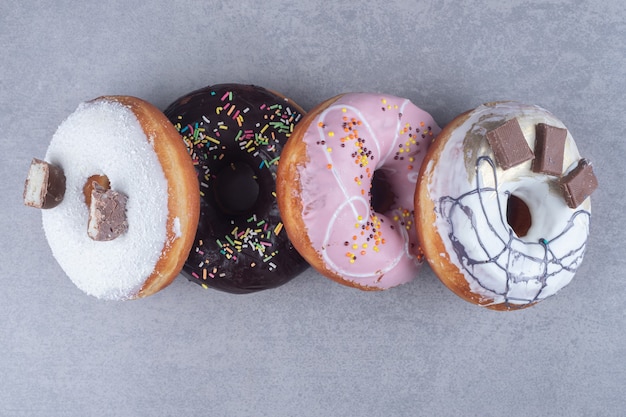 Kostenloses Foto leckere donuts auf marmoroberfläche gebündelt