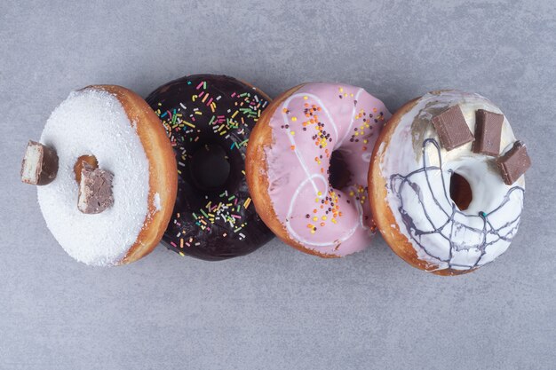 Leckere Donuts auf Marmoroberfläche gebündelt