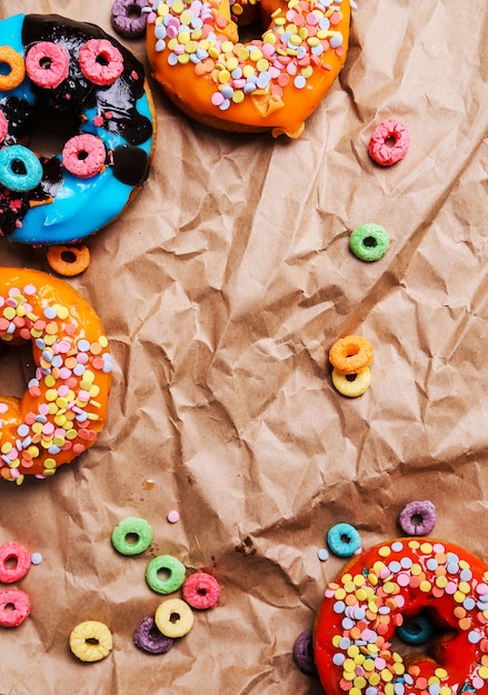 Leckere Donuts auf Papier