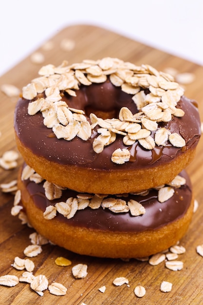 Leckere Donuts auf Weiß