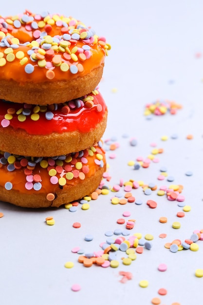 Leckere Donuts auf Weiß