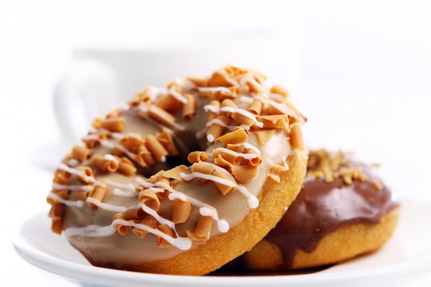 Kostenloses Foto leckere donuts auf weißem teller