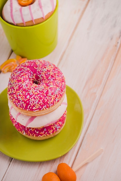 Kostenloses Foto leckere donuts liegen auf einander