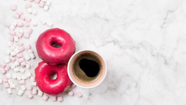 Leckere Donuts und Kaffee