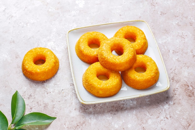 Kostenloses Foto leckere einfache donuts, draufsicht