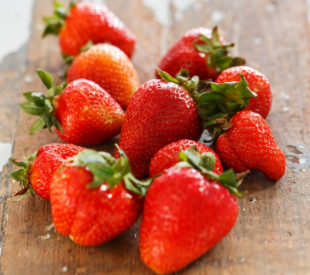 Leckere Erdbeeren auf dem Tisch