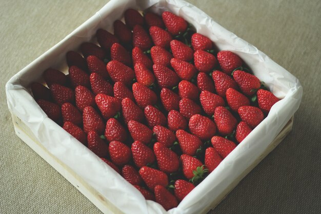 Leckere Erdbeeren in einer weißen Schachtel