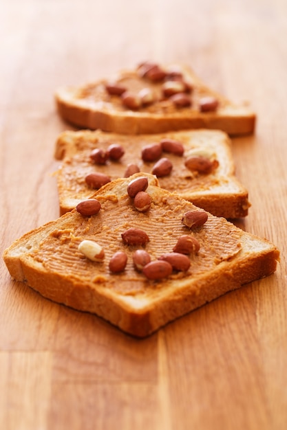 Leckere Erdnussbutter auf einem Toast