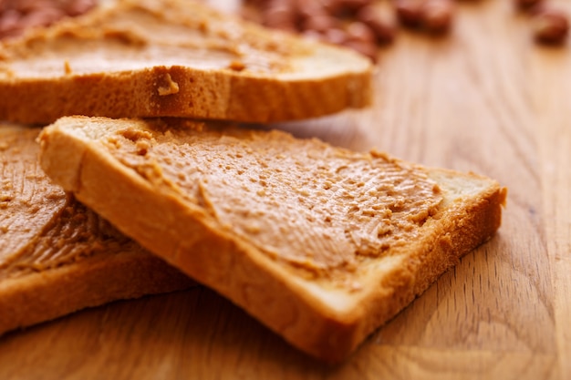 Leckere Erdnussbutter auf einem Toast