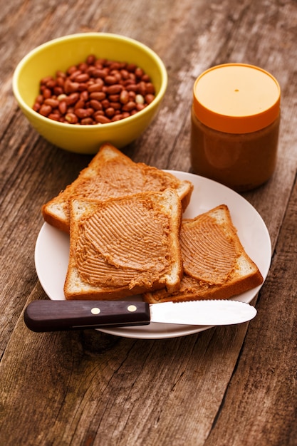 Leckere erdnussbutter auf einem toast