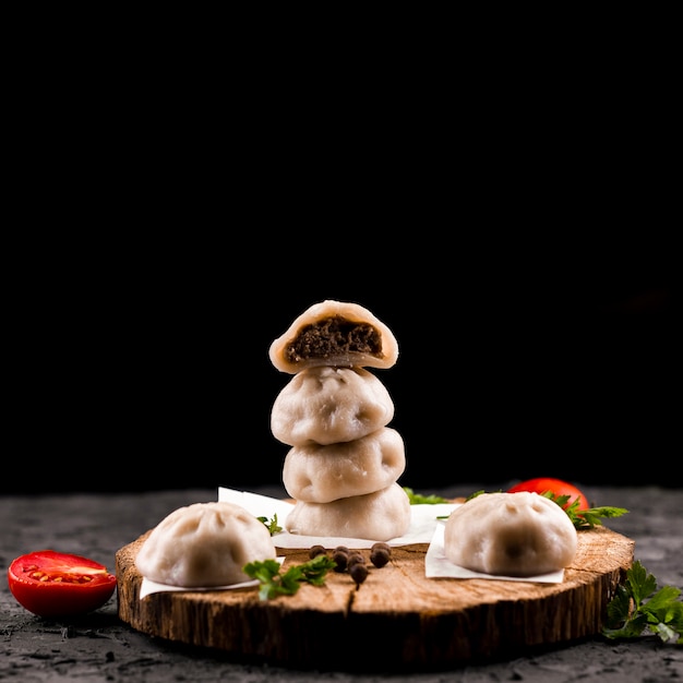 Leckere Fleischklößchen auf Holz