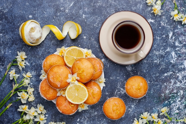 Leckere frisch gebackene hausgemachte Zitronenmuffins mit Zitronen auf einem Teller