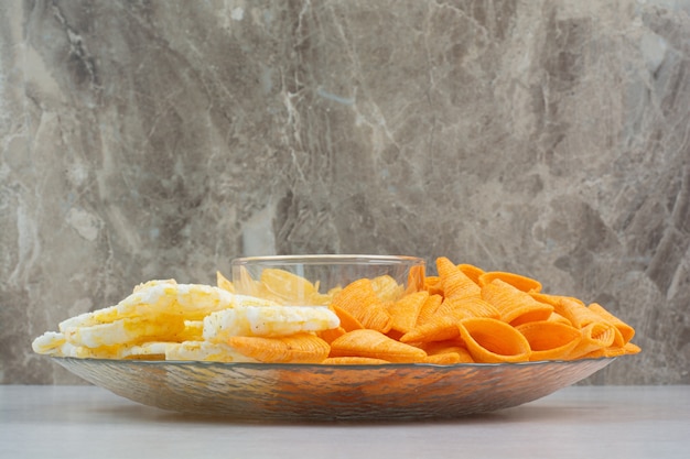 Leckere frische Garnelen mit knusprigen Pommes auf Glasplatte. Hochwertiges Foto