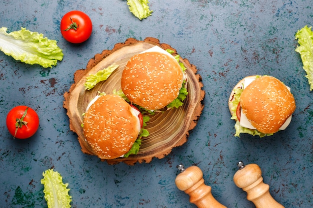 Leckere frische hausgemachte Burger auf dem Tisch