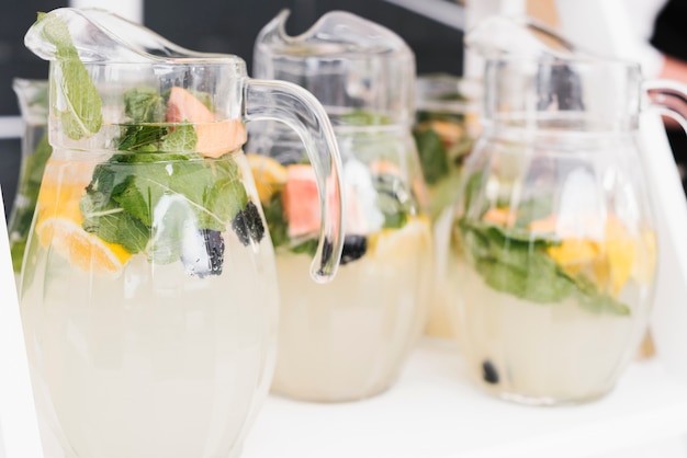 Kostenloses Foto leckere frische limonade mit minze in gläsern