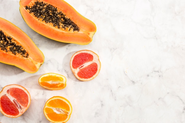 Kostenloses Foto leckere frische papaya und grapefruit