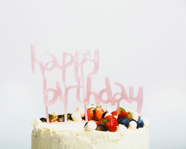 Kostenloses Foto leckere frische torte mit beeren und happy birthday titel