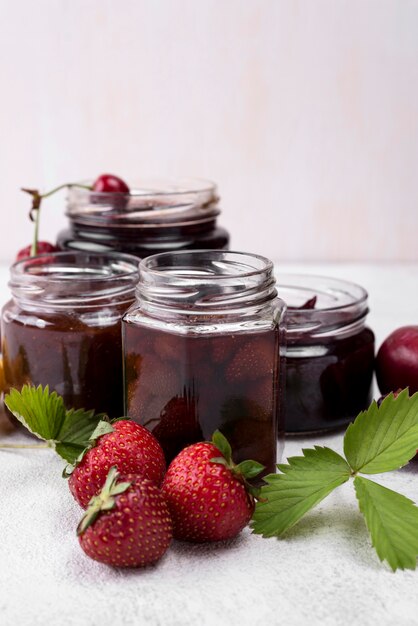 Leckere gedünstete Erdbeeren in Gläsern