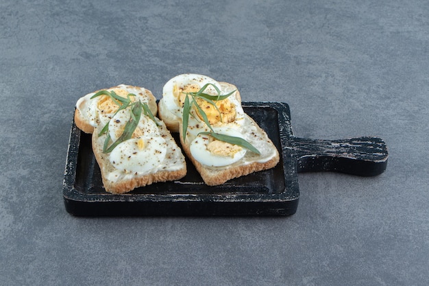 Leckere gekochte Eier auf Toastbrot