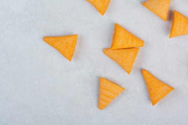 Leckere gelbe knusprige Chips auf weißem Hintergrund. Hochwertiges Foto