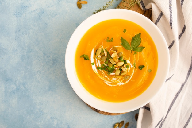 Leckere gelbe Suppe der Draufsicht mit Samen
