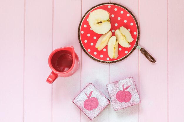 Leckere gesunde Obstquadratkuchen aus Johannisbeere, Äpfel.