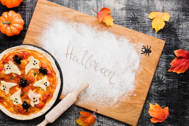 Leckere Halloween-Pizza auf Holzbrett