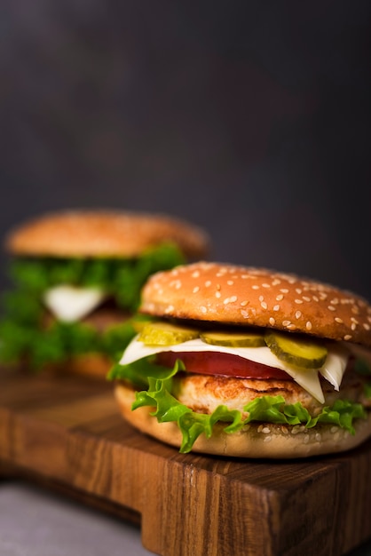 Leckere Hamburger der Nahaufnahme mit Kopfsalat