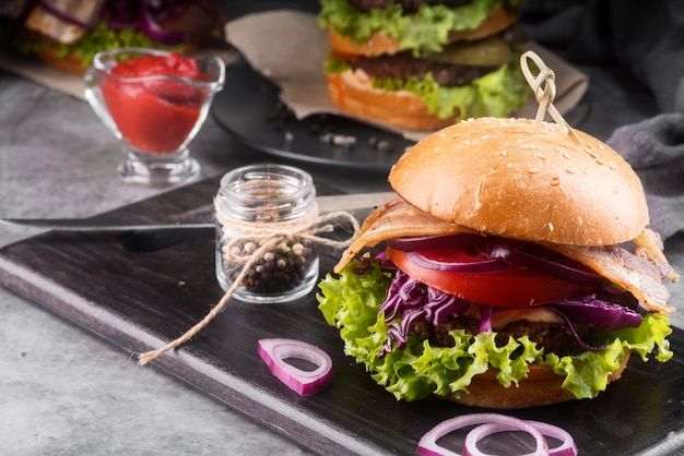 Kostenloses Foto leckere hamburger-menüanordnung mit kopierraum