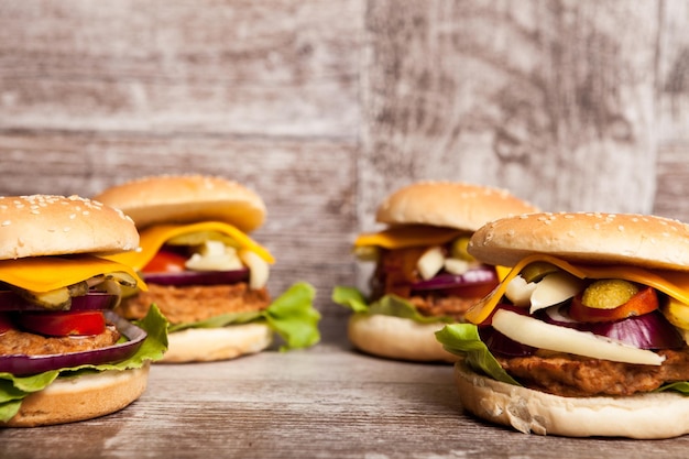 Leckere hausgemachte Burger auf Holzplatte. Fastfood. Ungesunder Snack