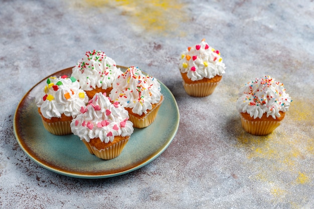 Leckere hausgemachte Cupcakes mit verschiedenen Streuseln